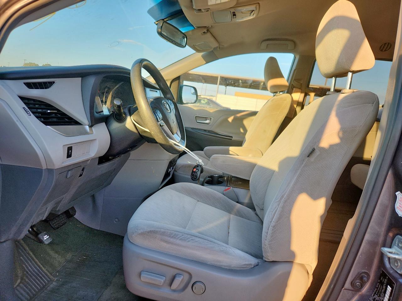 2017 Toyota Sienna Le - Image 7