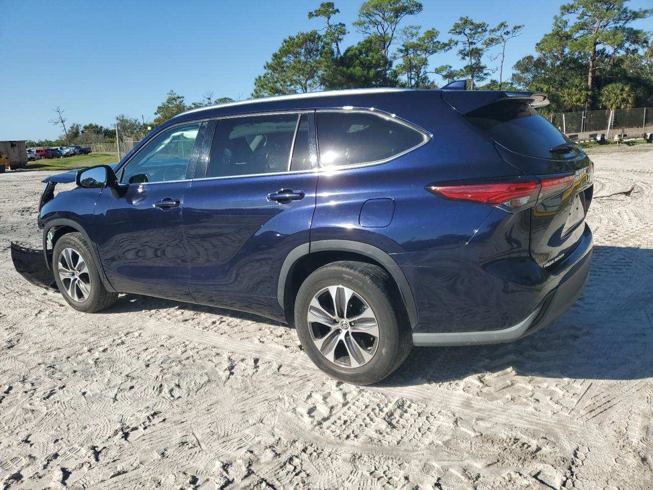 2021 Toyota Highlander Xle - Image 2