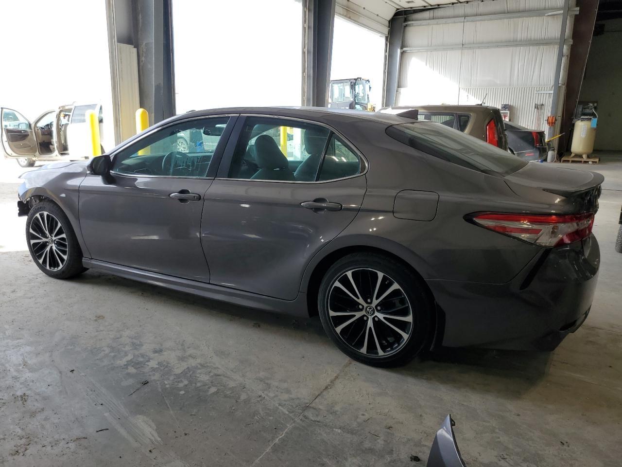 2018 Toyota Camry L - Фото 2