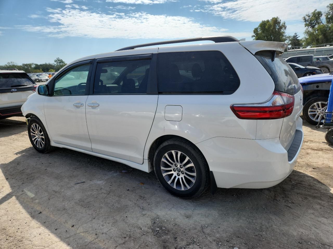 2020 Toyota Sienna Xle - Фото 2