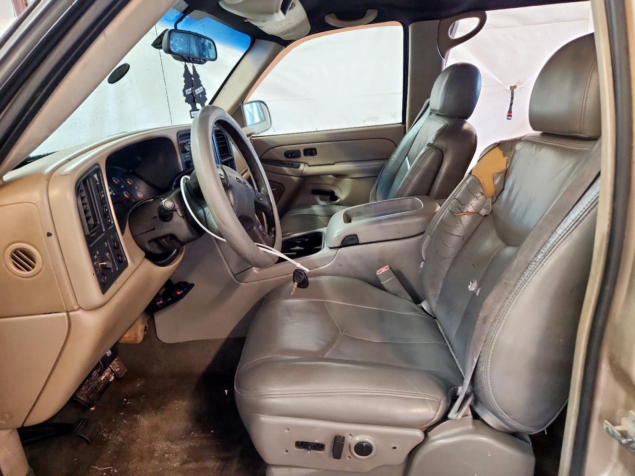 2004 GMC Sierra K2500 Heavy Duty - Image 7