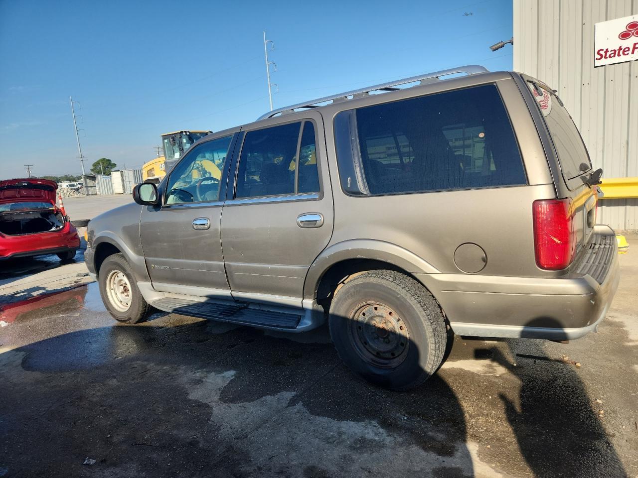 2002 Lincoln Navigator - Image 2