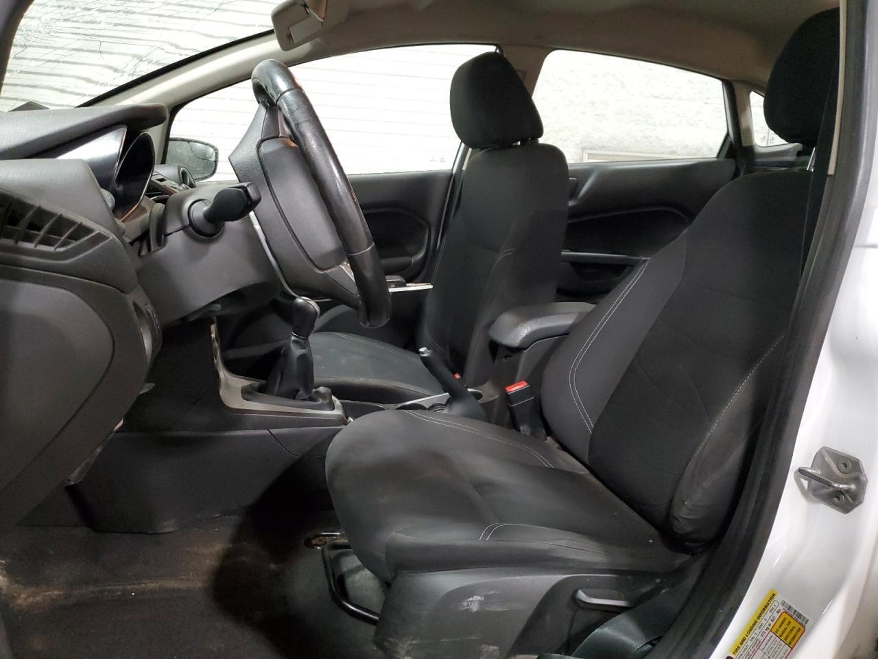 2015 Ford Fiesta Se - Фото 7