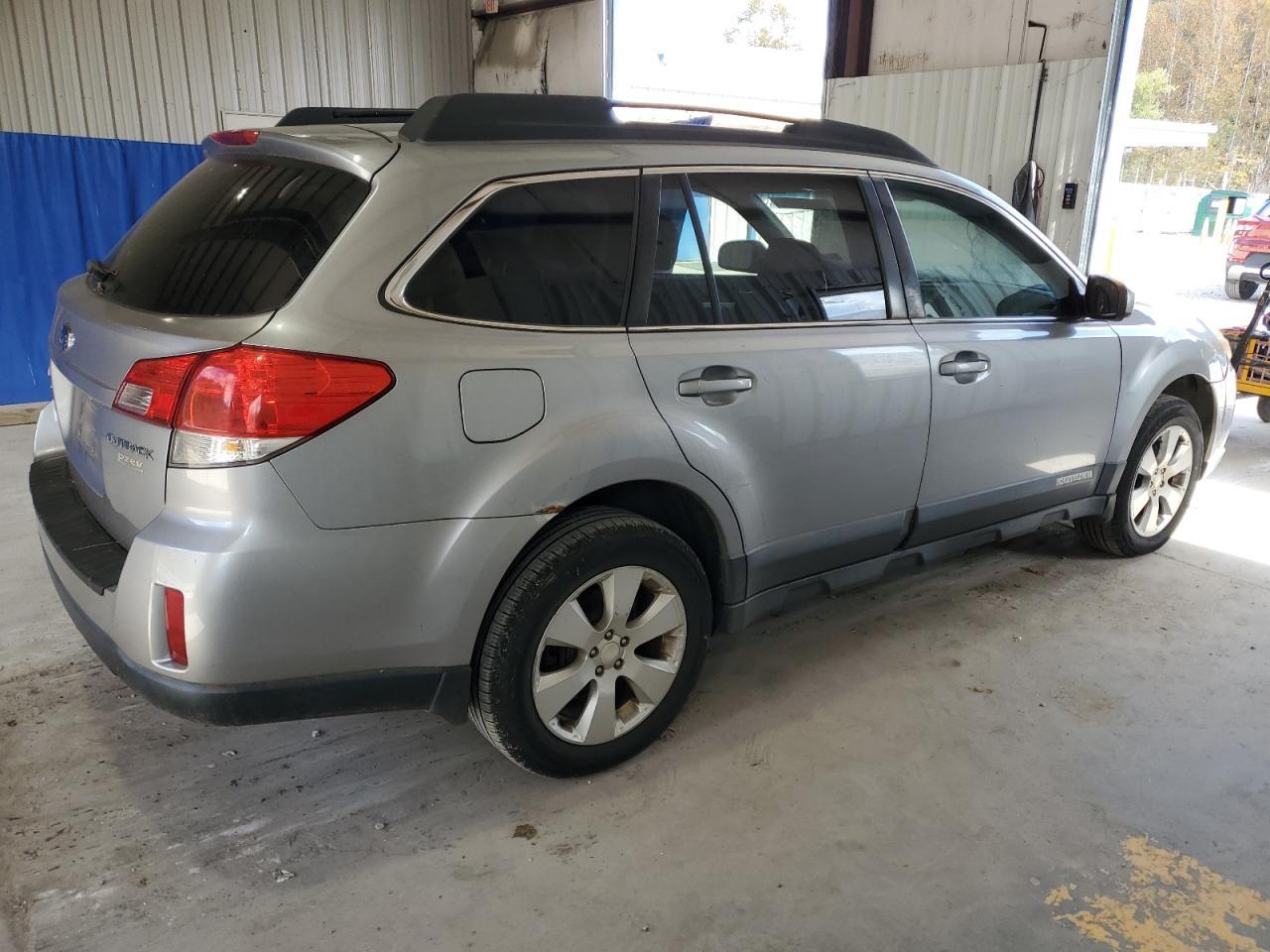 2010 Subaru Outback 2.5I Premium - Image 3