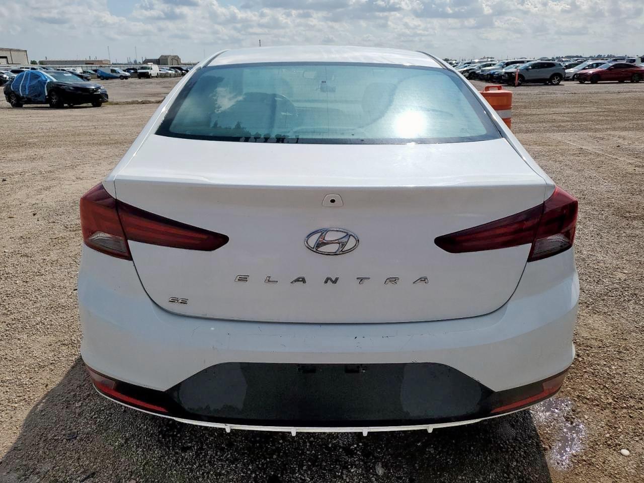 2020 Hyundai Elantra Se - Image 6