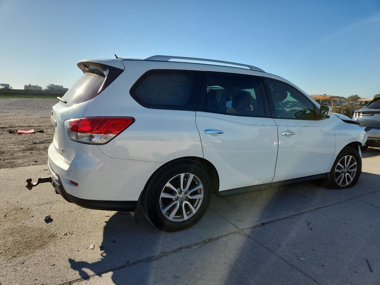 2014 Nissan Pathfinder S - Image 3