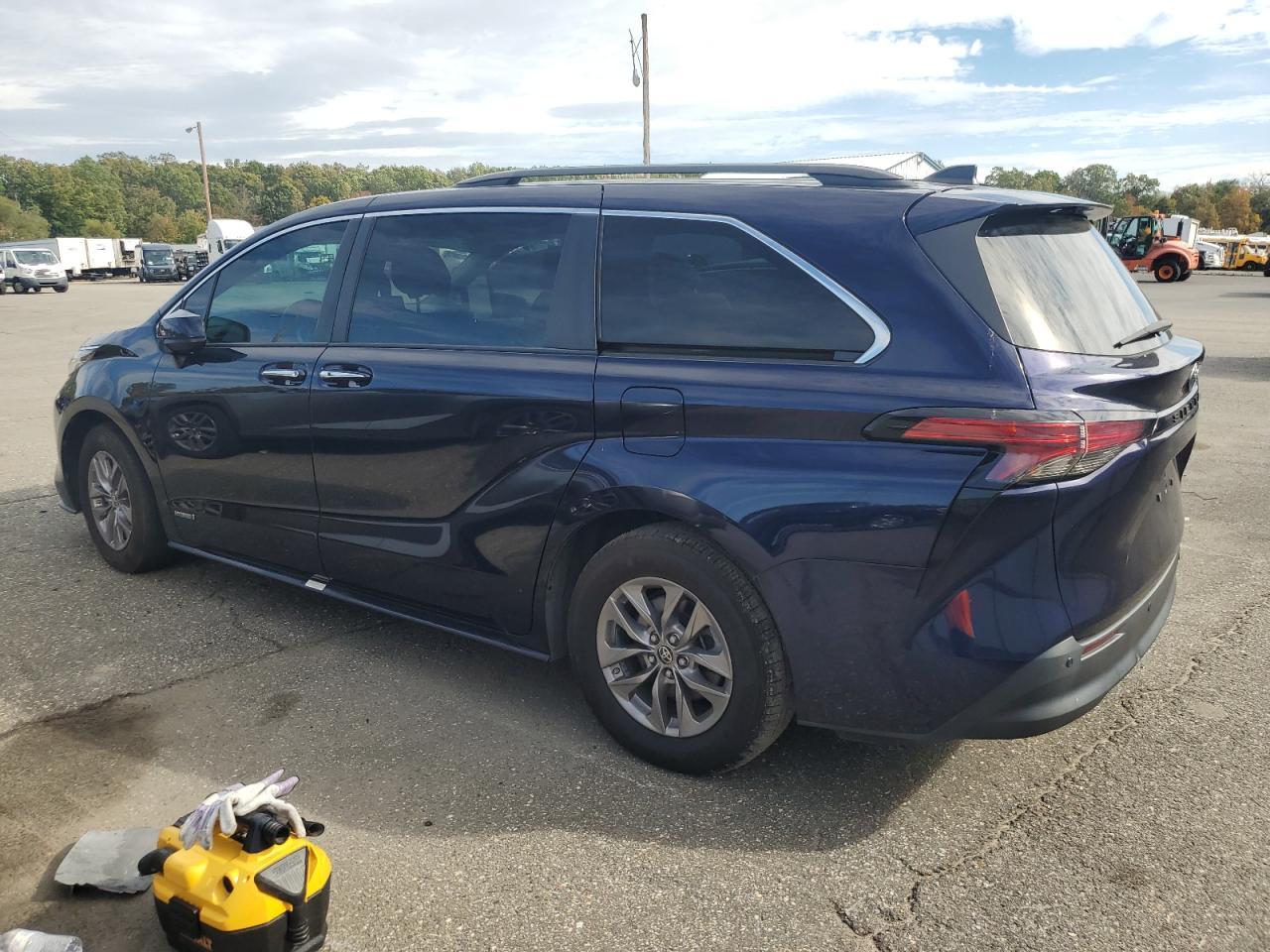 2021 Toyota Sienna Xle - Фото 2