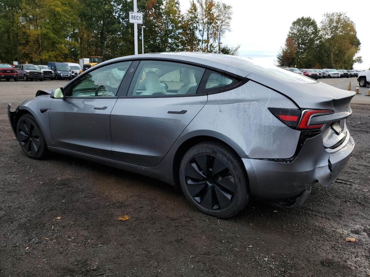 2025 Tesla Model 3 - Фото 2