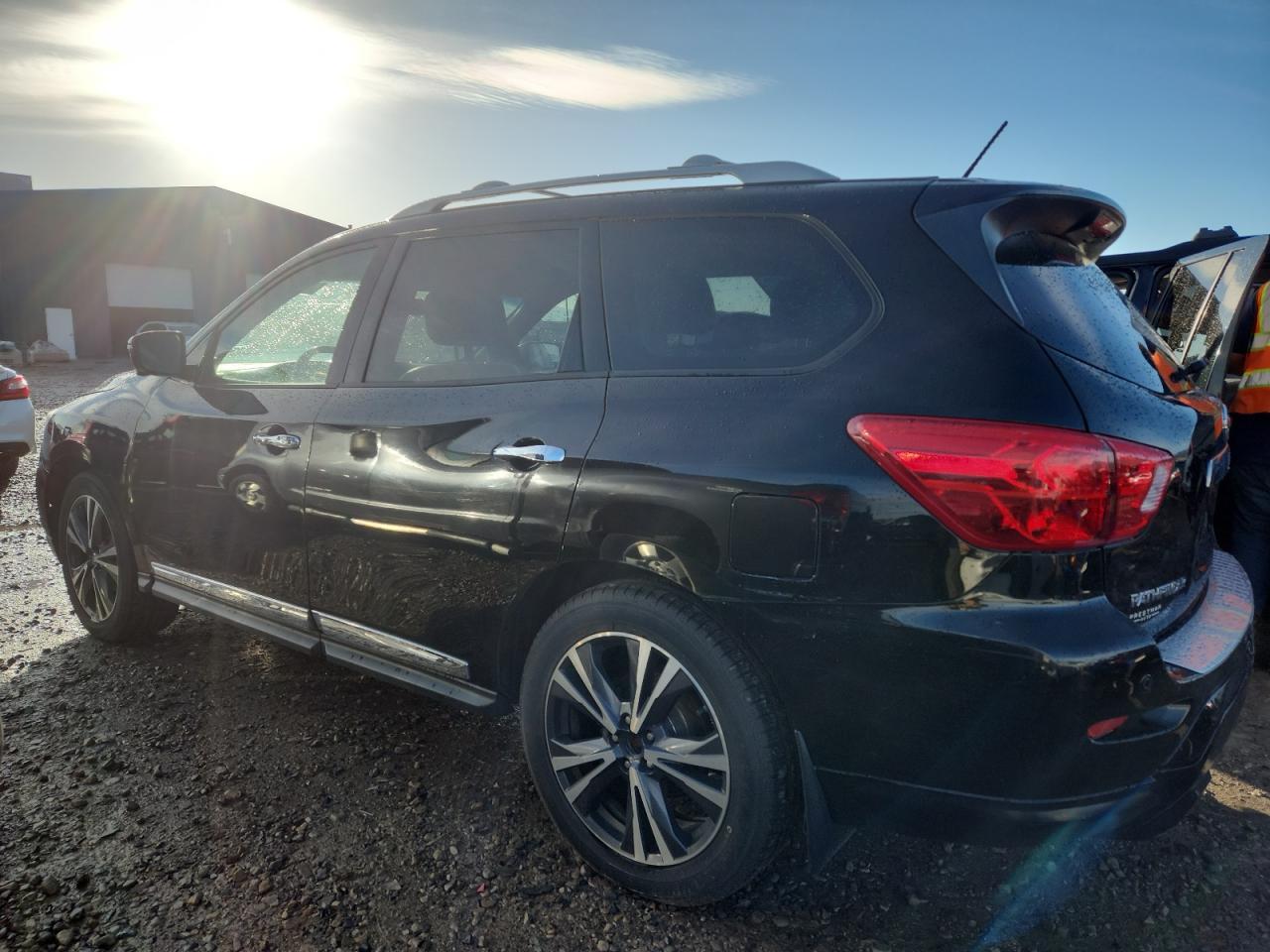 2018 Nissan Pathfinder S - Фото 2