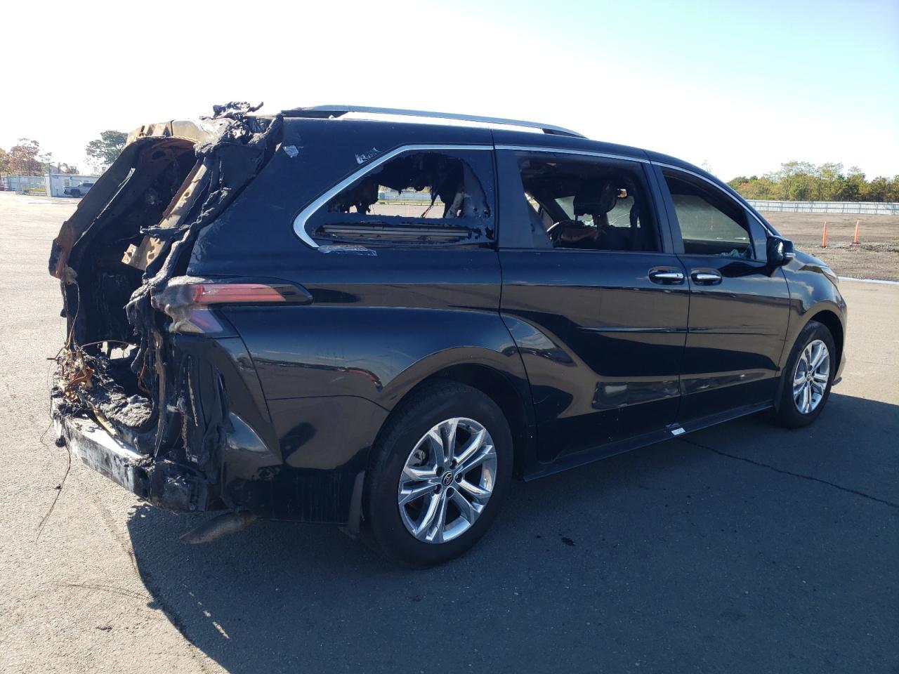 2024 Toyota Sienna Limited - Фото 3