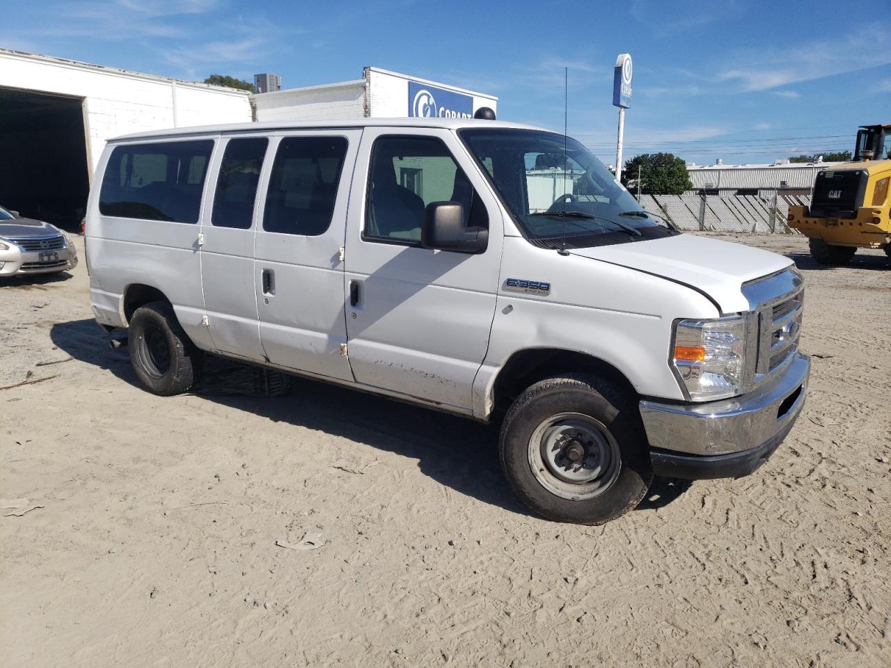 2013 Ford Econoline E350 Super Duty Wagon - Фото 4