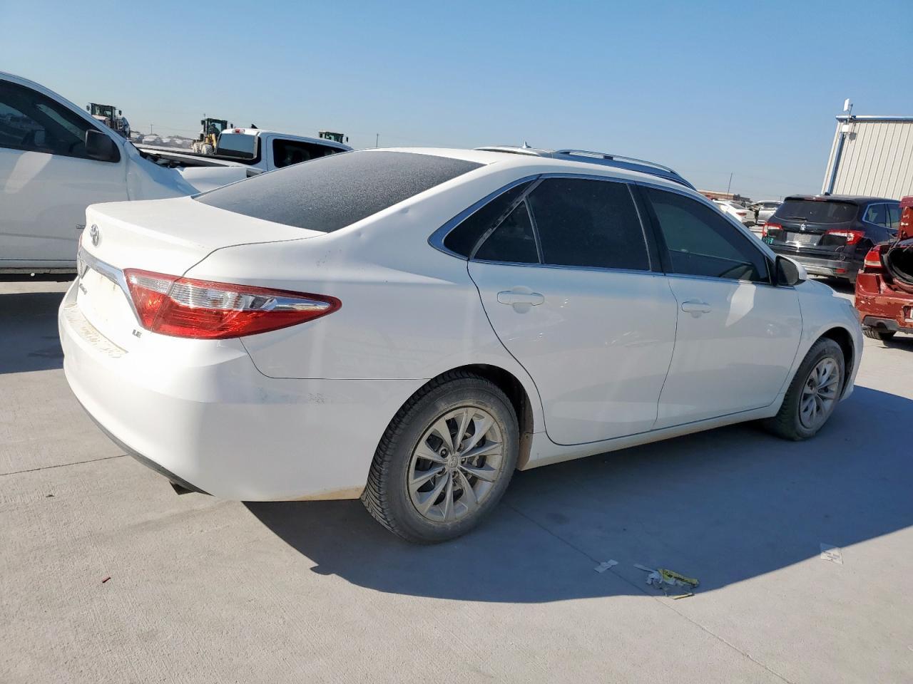 2016 Toyota Camry Le - Фото 3