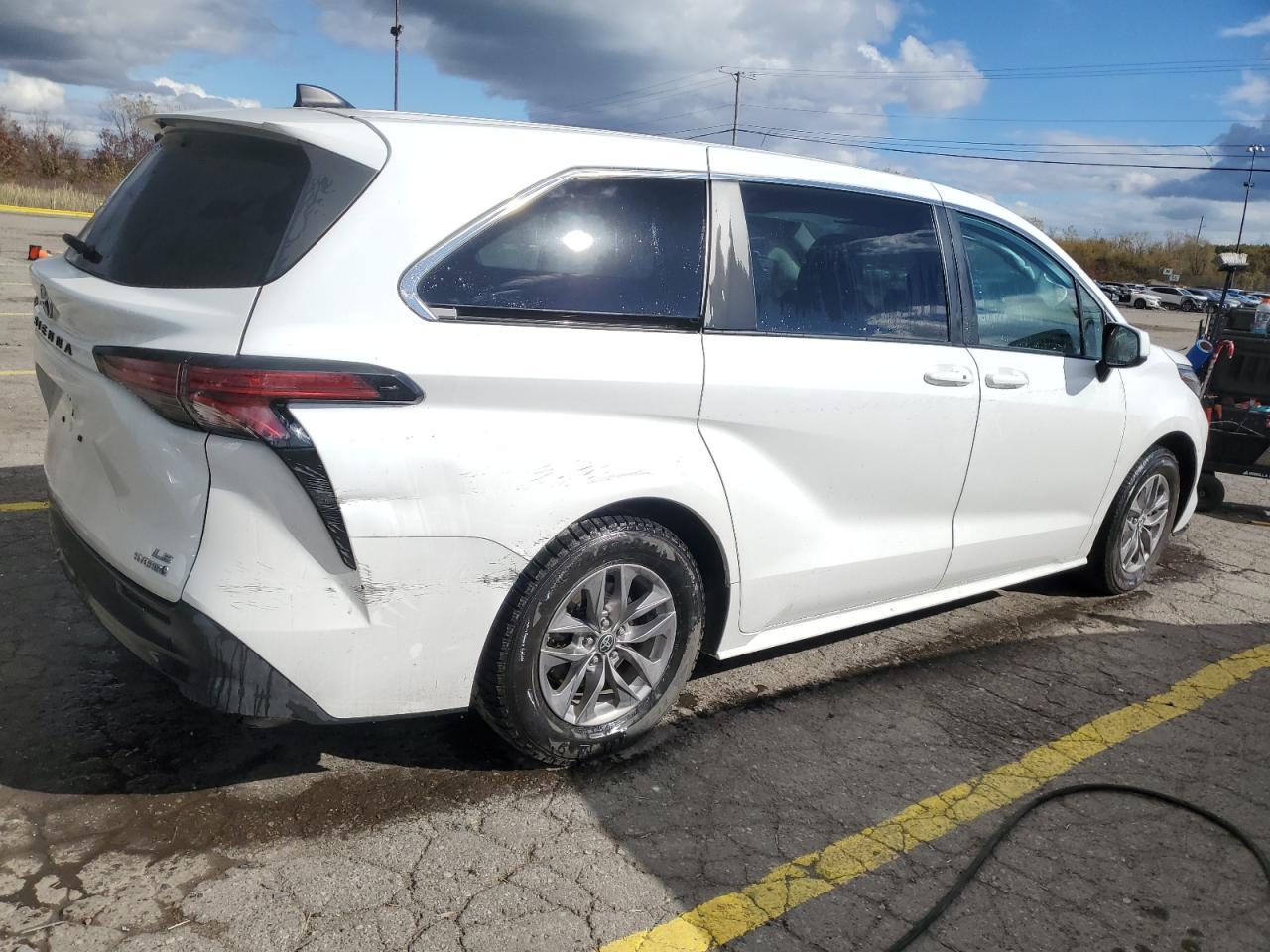 2022 Toyota Sienna Le - Фото 3