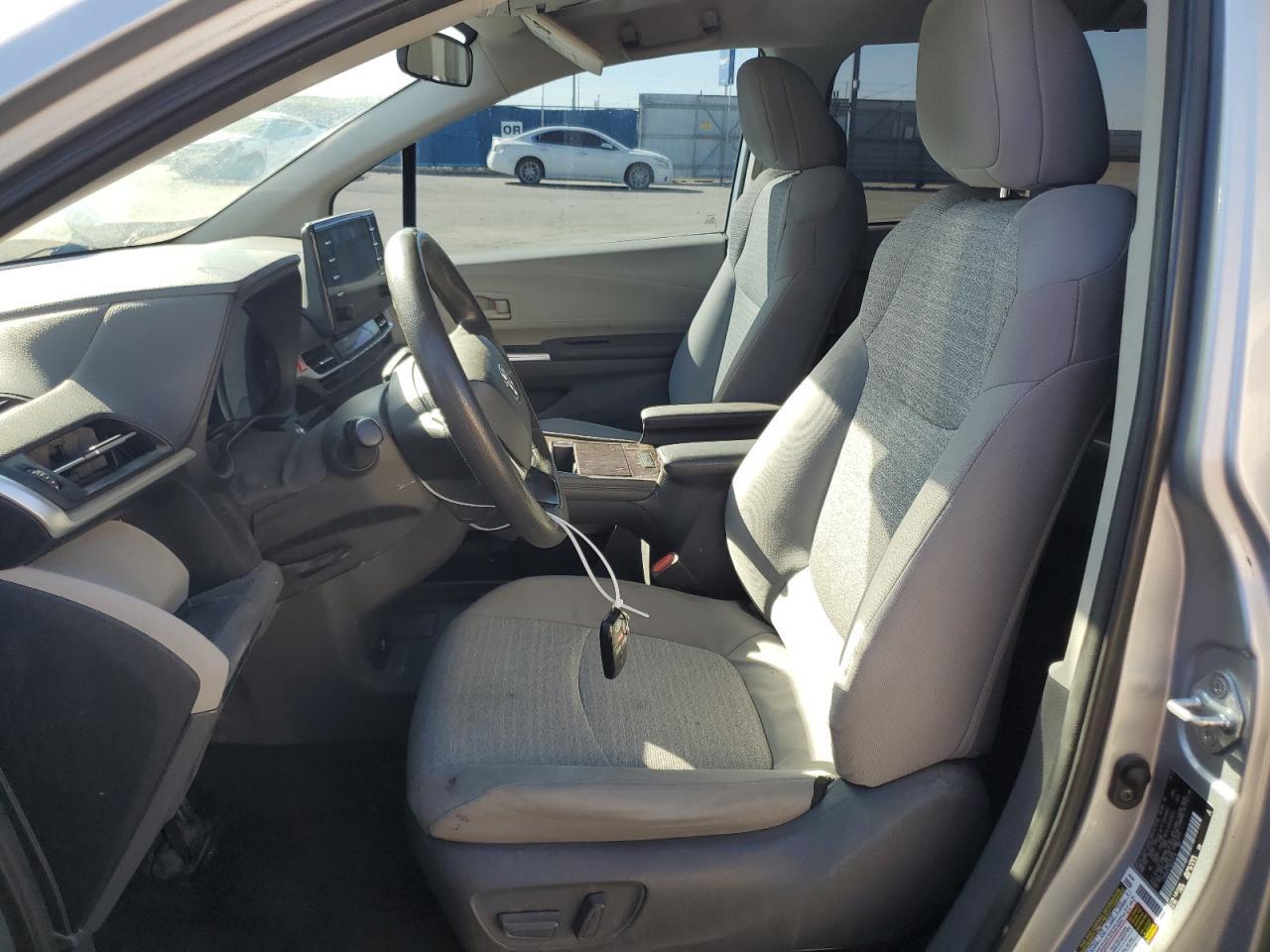 2021 Toyota Sienna Le - Image 7