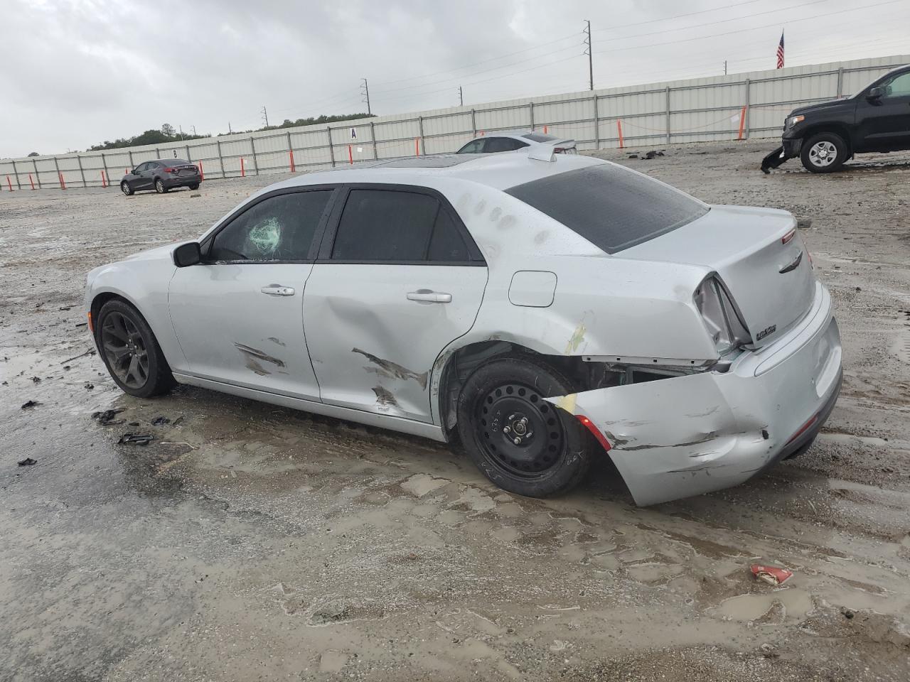 2022 Chrysler 300 S - Фото 2