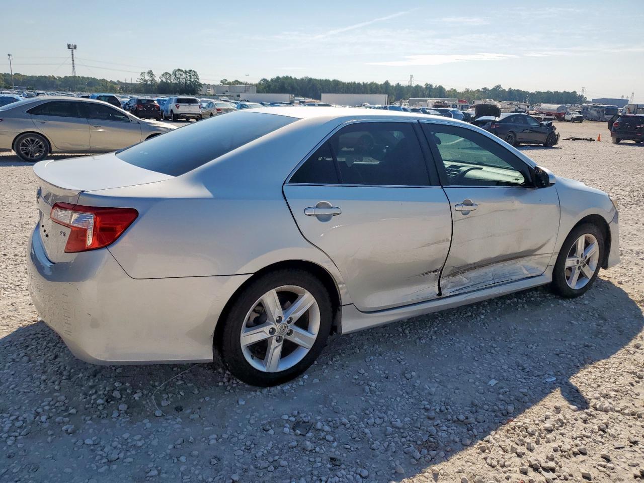 2014 Toyota Camry L - Фото 3
