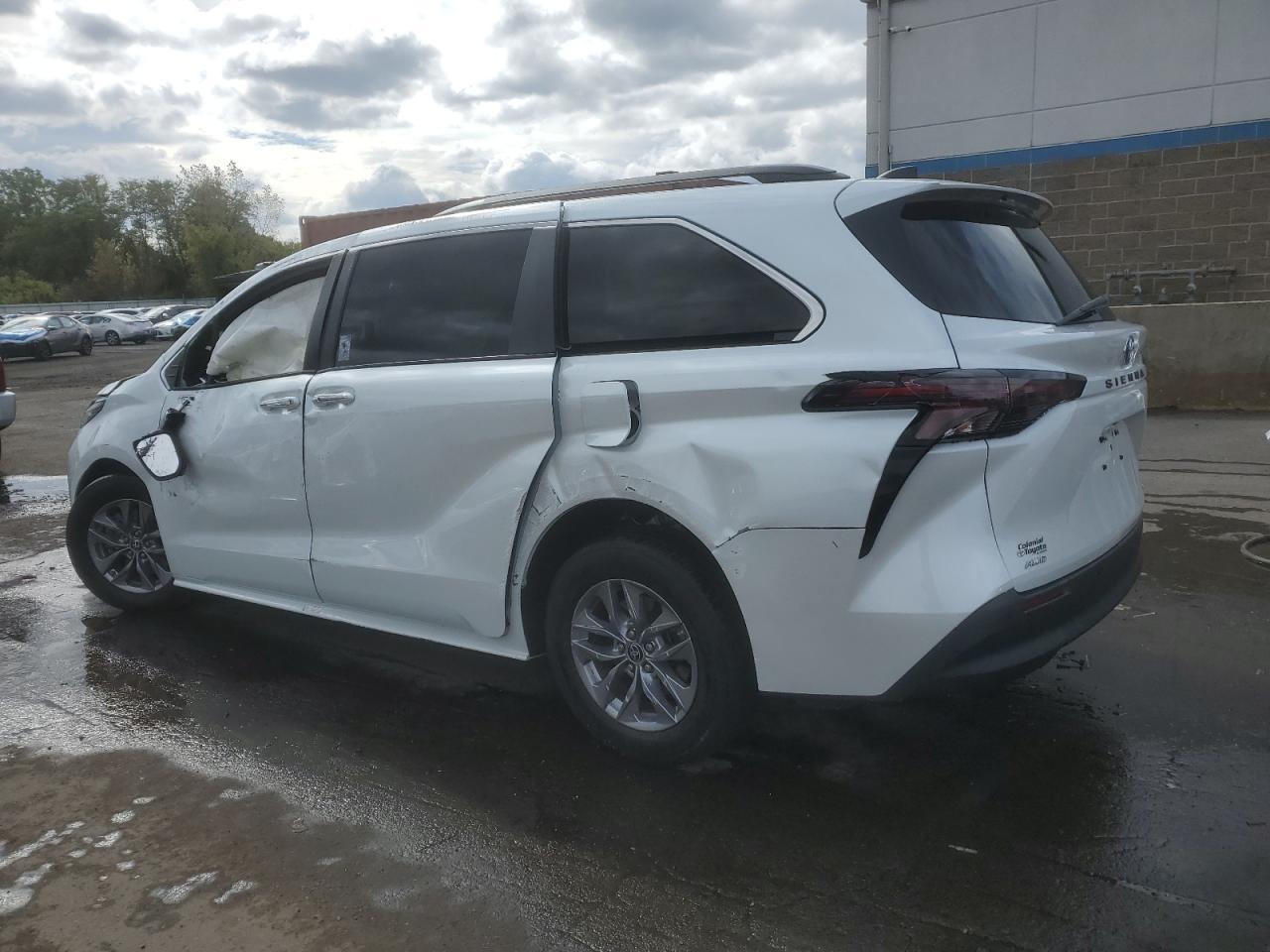 2023 Toyota Sienna Xle - Image 2