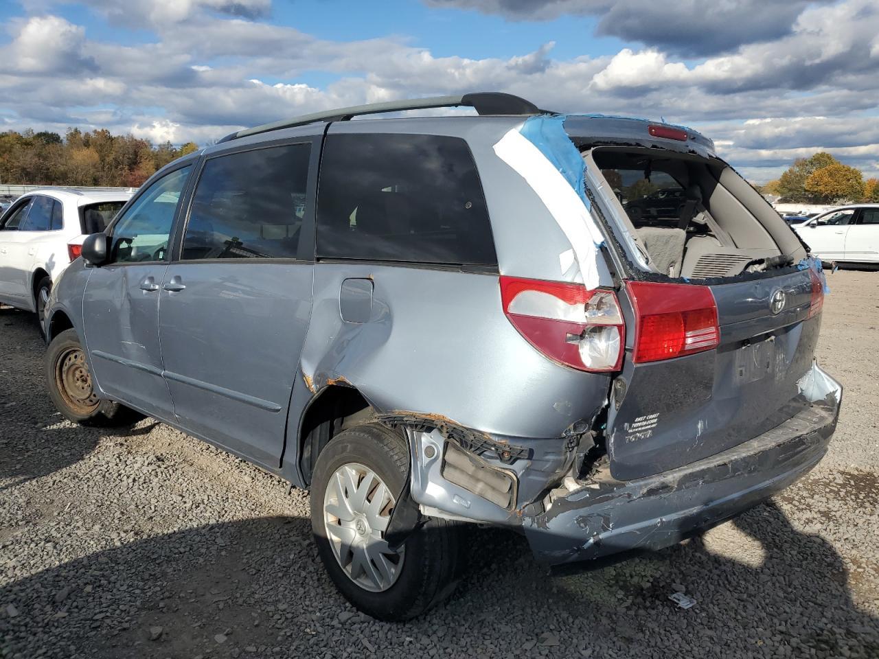2004 Toyota Sienna Ce - Image 2