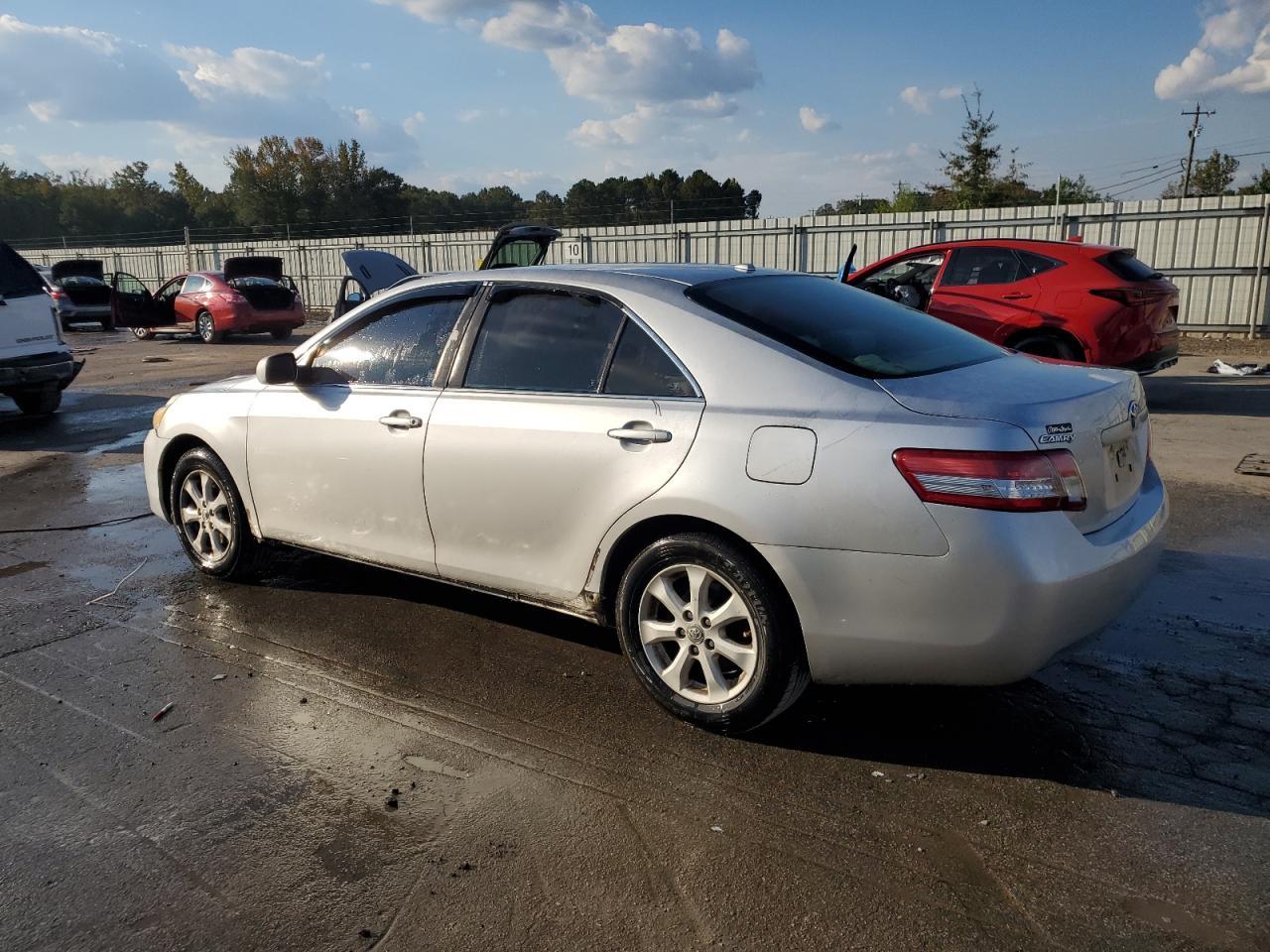 2011 Toyota Camry Base - Фото 2
