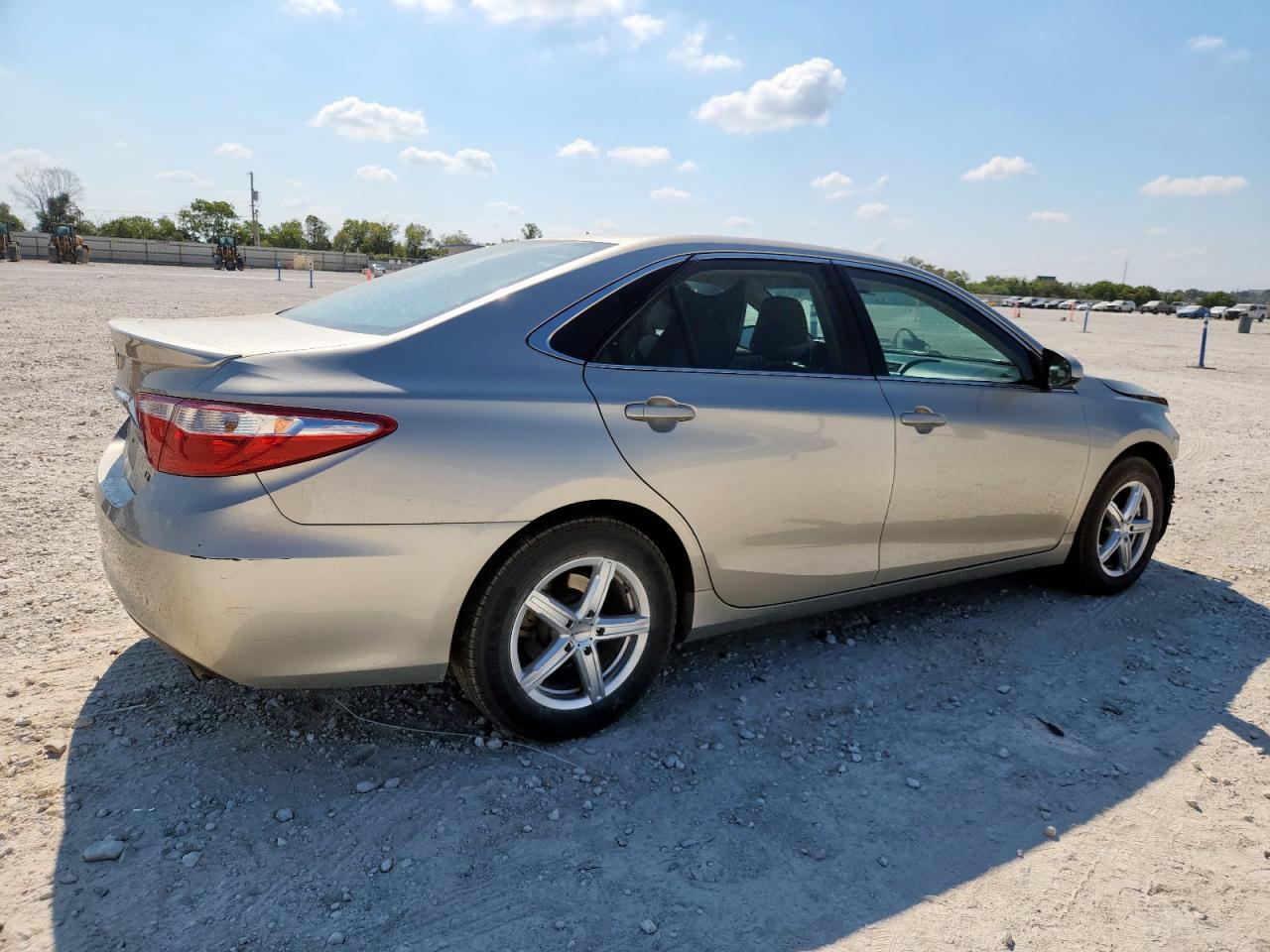 2016 Toyota Camry Le - Фото 3