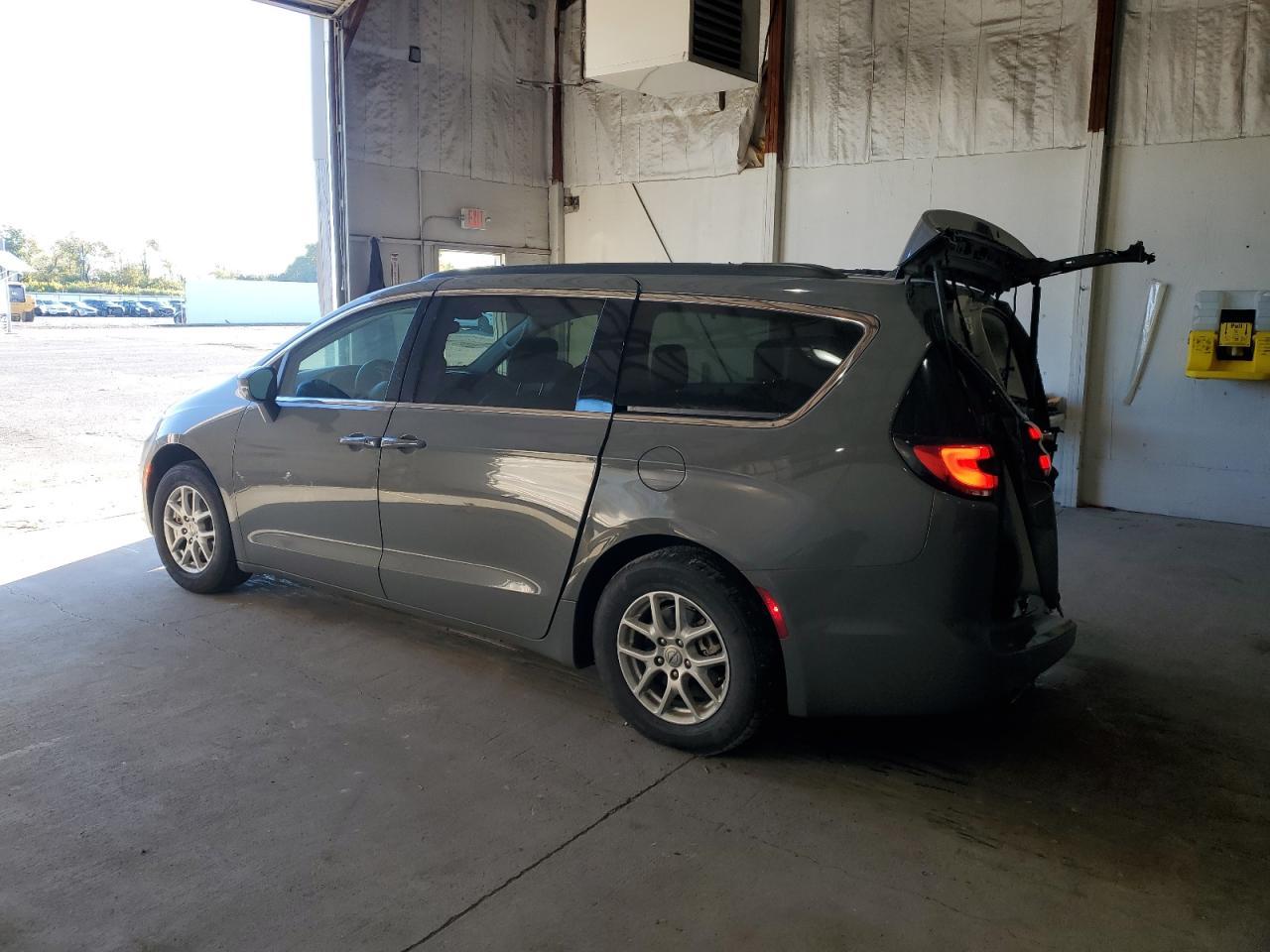 2022 Chrysler Pacifica Touring L - Фото 2