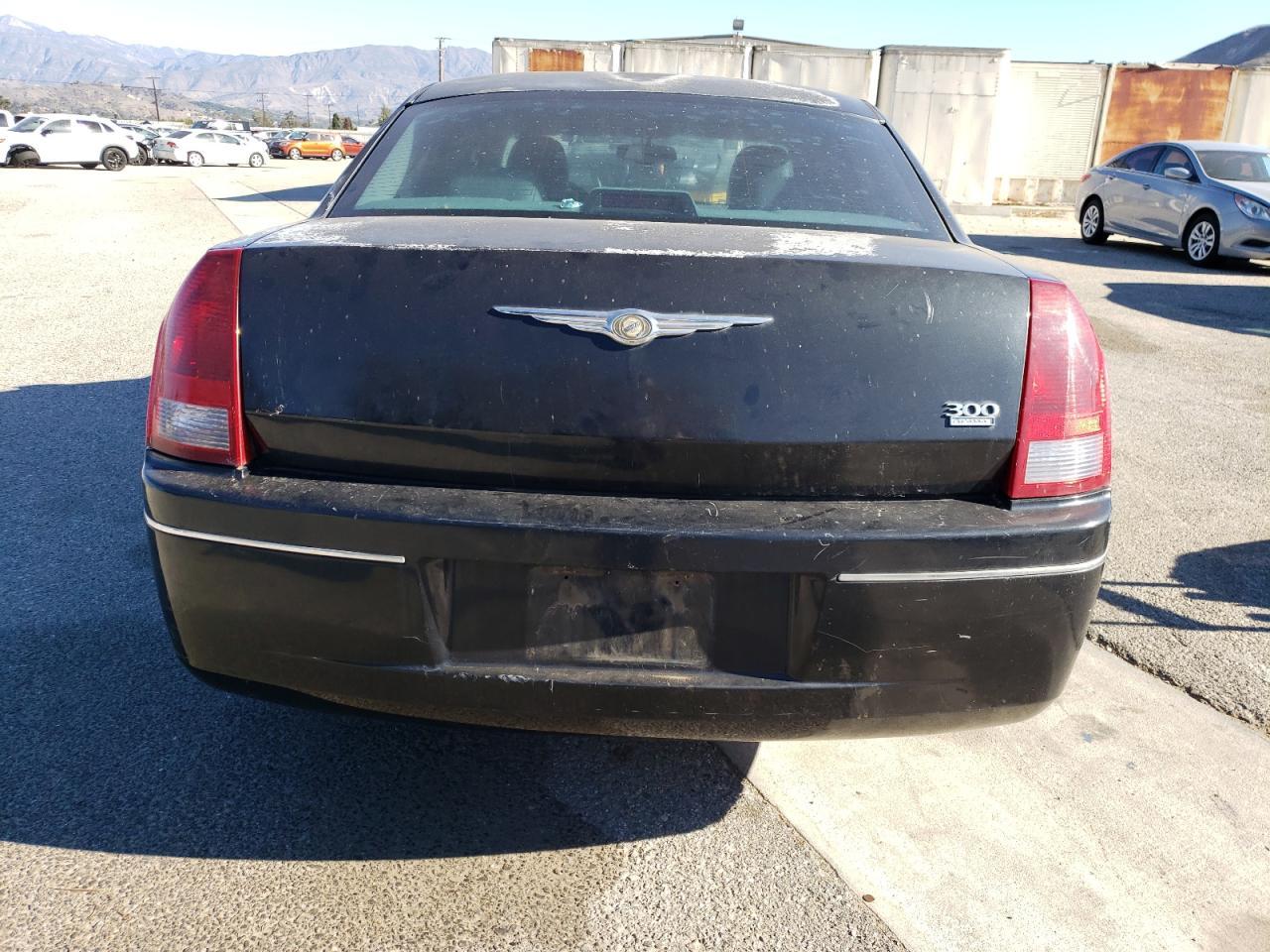 2005 Chrysler 300 Touring - Image 6