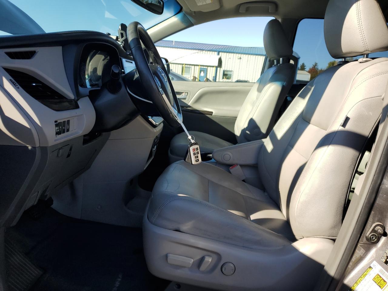 2017 Toyota Sienna Xle - Image 7