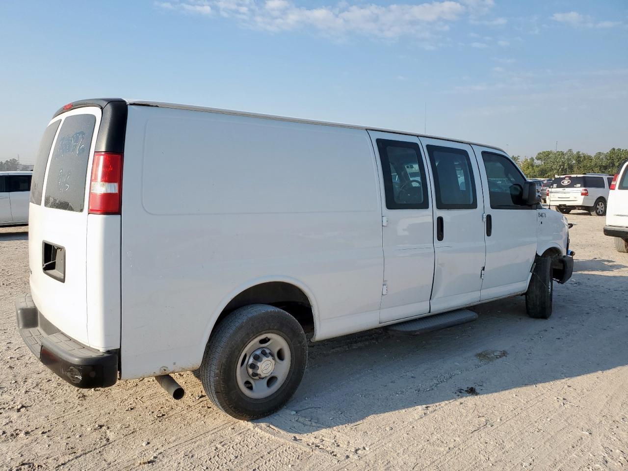 2018 Chevrolet Express 3500 Delivery Van - Фото 3