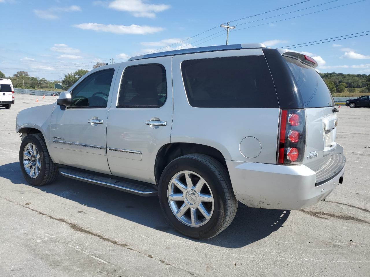 2011 GMC Yukon Denali - Фото 2