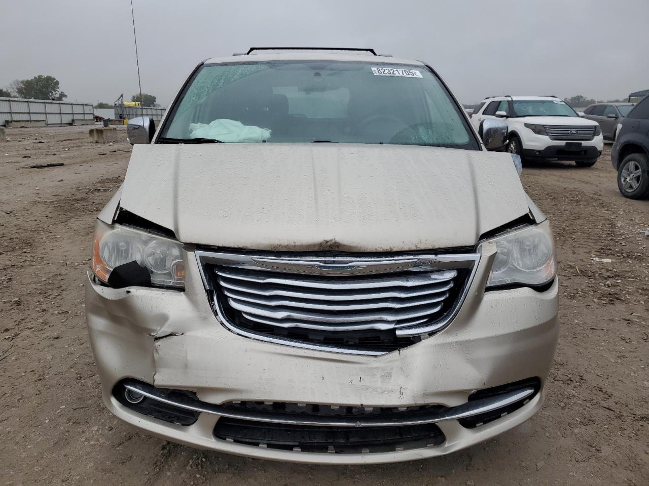 2013 Chrysler Town & Country Touring L - Image 5