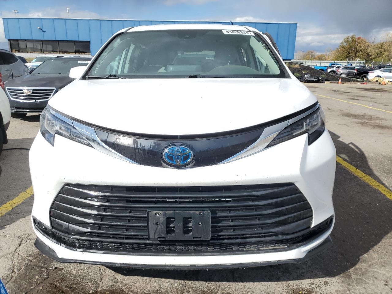 2022 Toyota Sienna Le - Фото 5