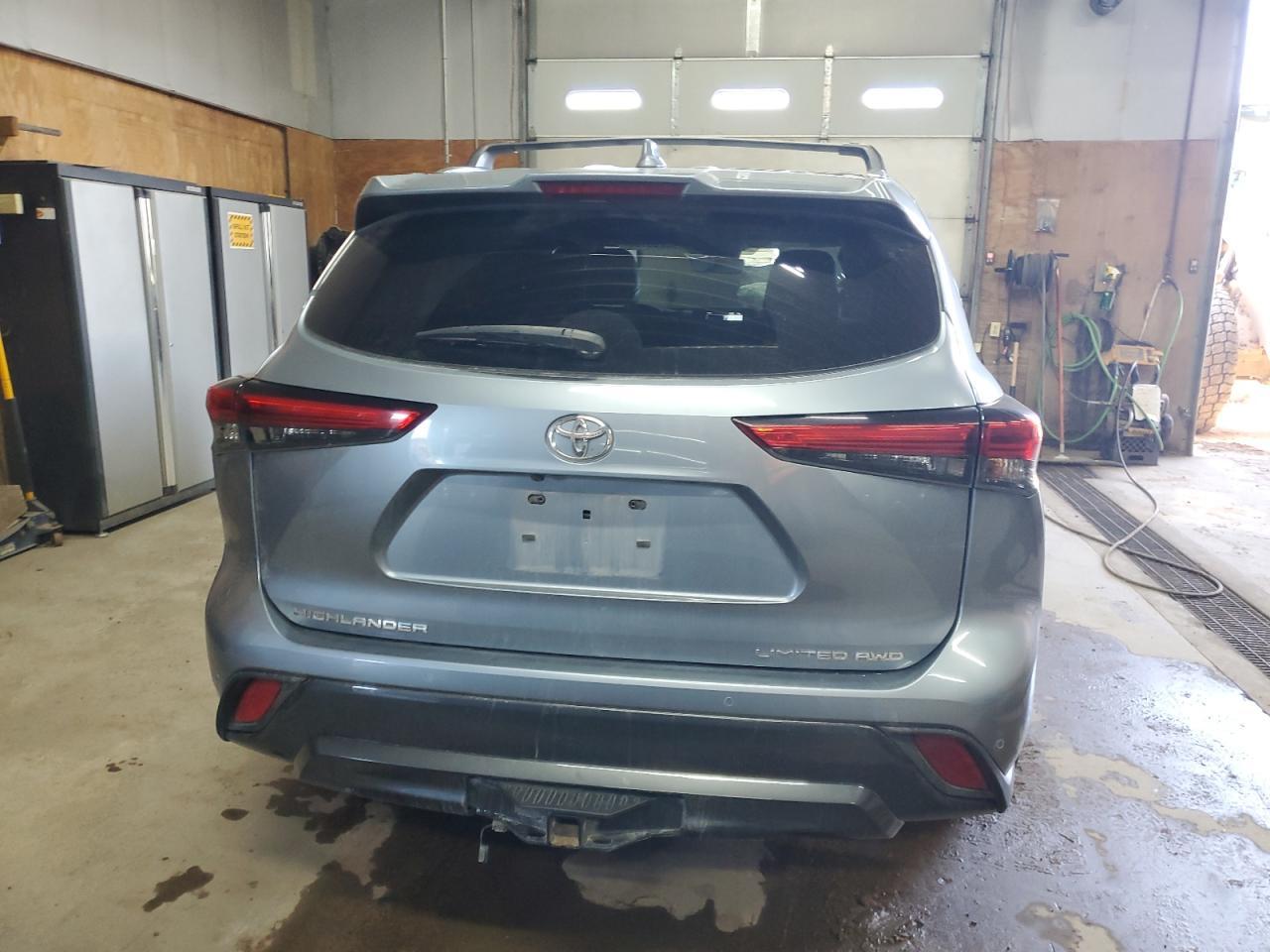 2022 Toyota Highlander Limited - Image 6