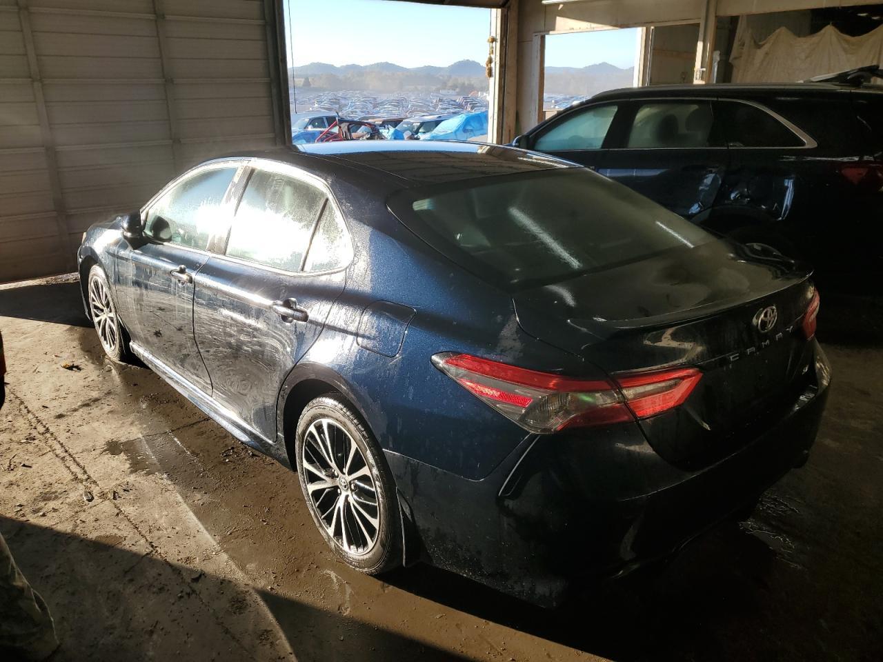 2018 Toyota Camry L - Фото 2