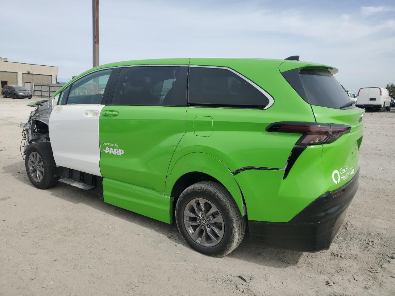 2024 Toyota Sienna Le - Image 2