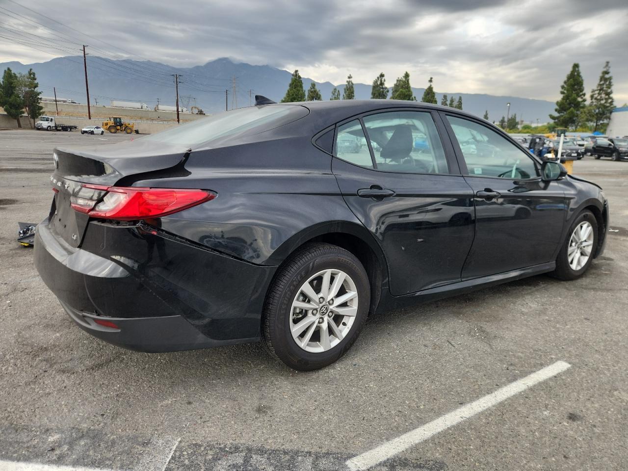 2025 Toyota Camry Le - Фото 3