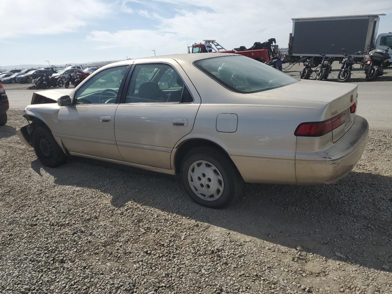 1999 Toyota Camry Le - Фото 2