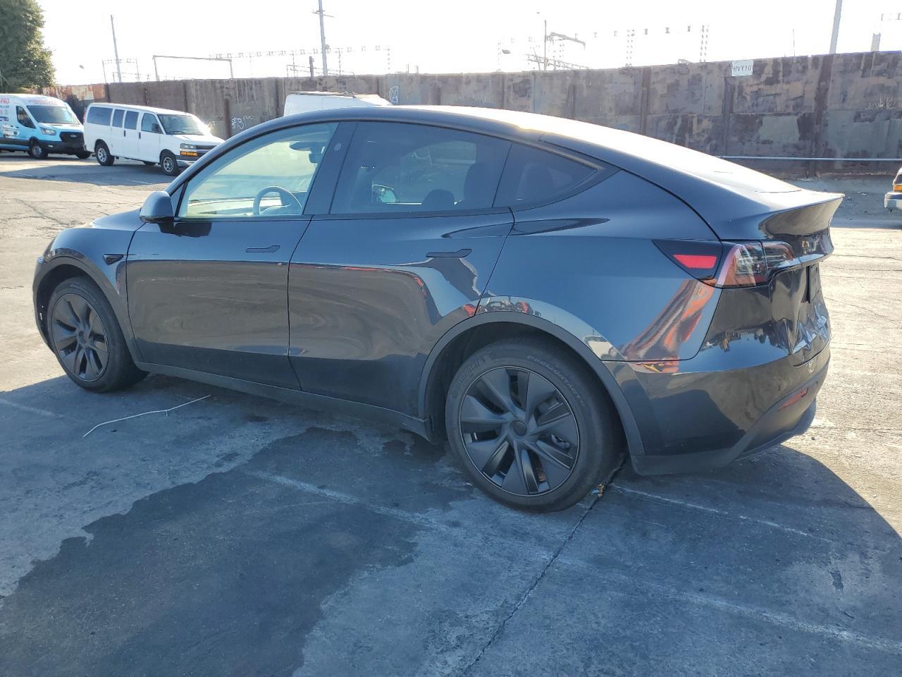 2025 Tesla Model Y - Фото 2