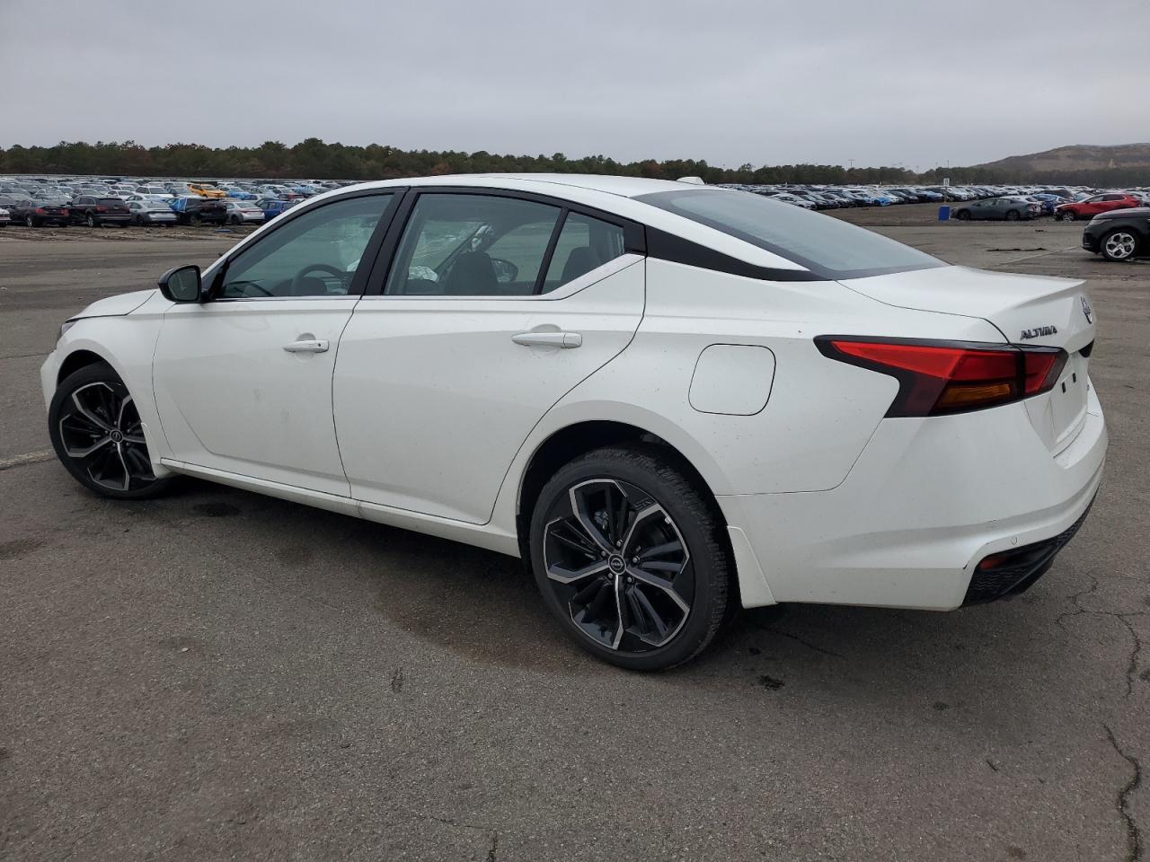 2025 Nissan Altima Sr - Фото 2