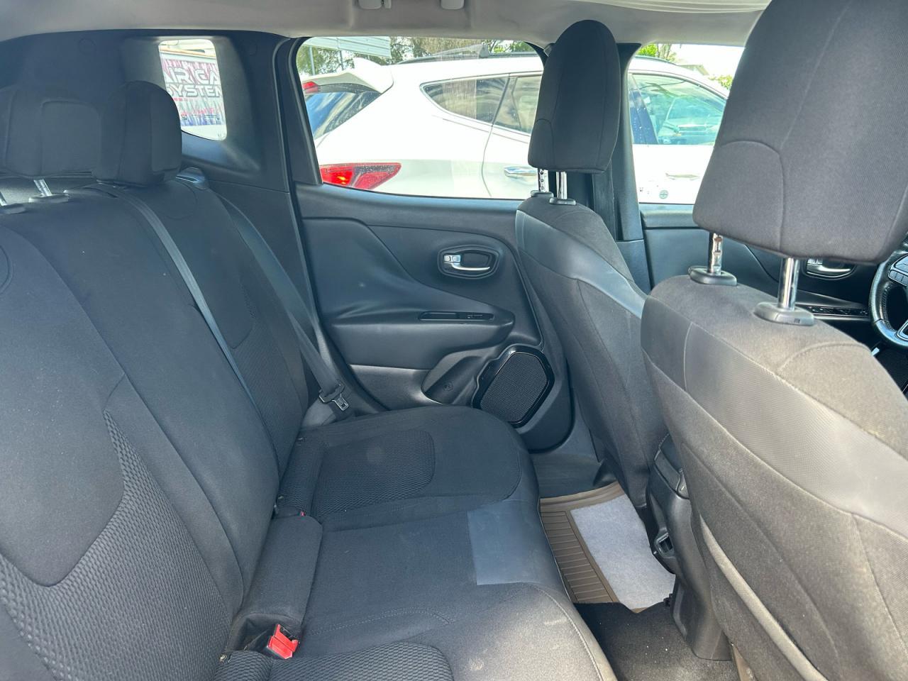2018 Jeep Renegade Latitude - Image 6