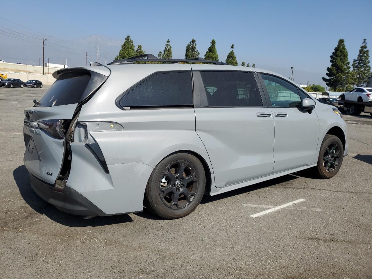 2025 Toyota Sienna Xse - Фото 3