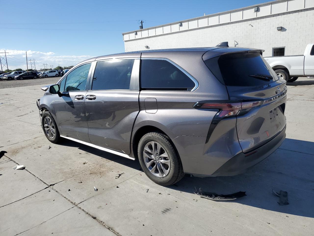 2023 Toyota Sienna Le - Фото 2
