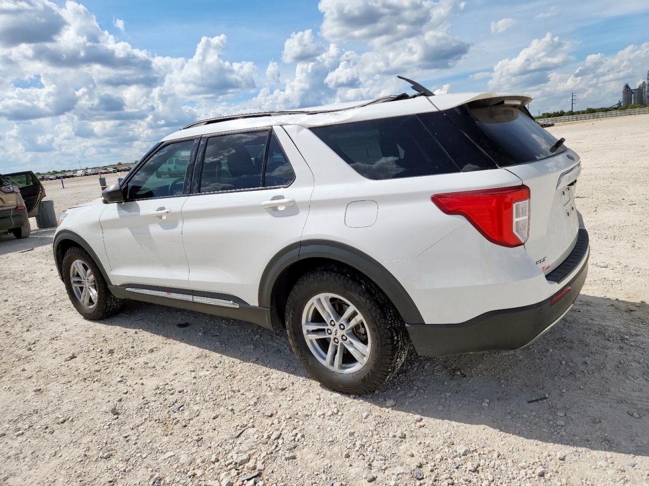 2022 Ford Explorer Xlt - Фото 2