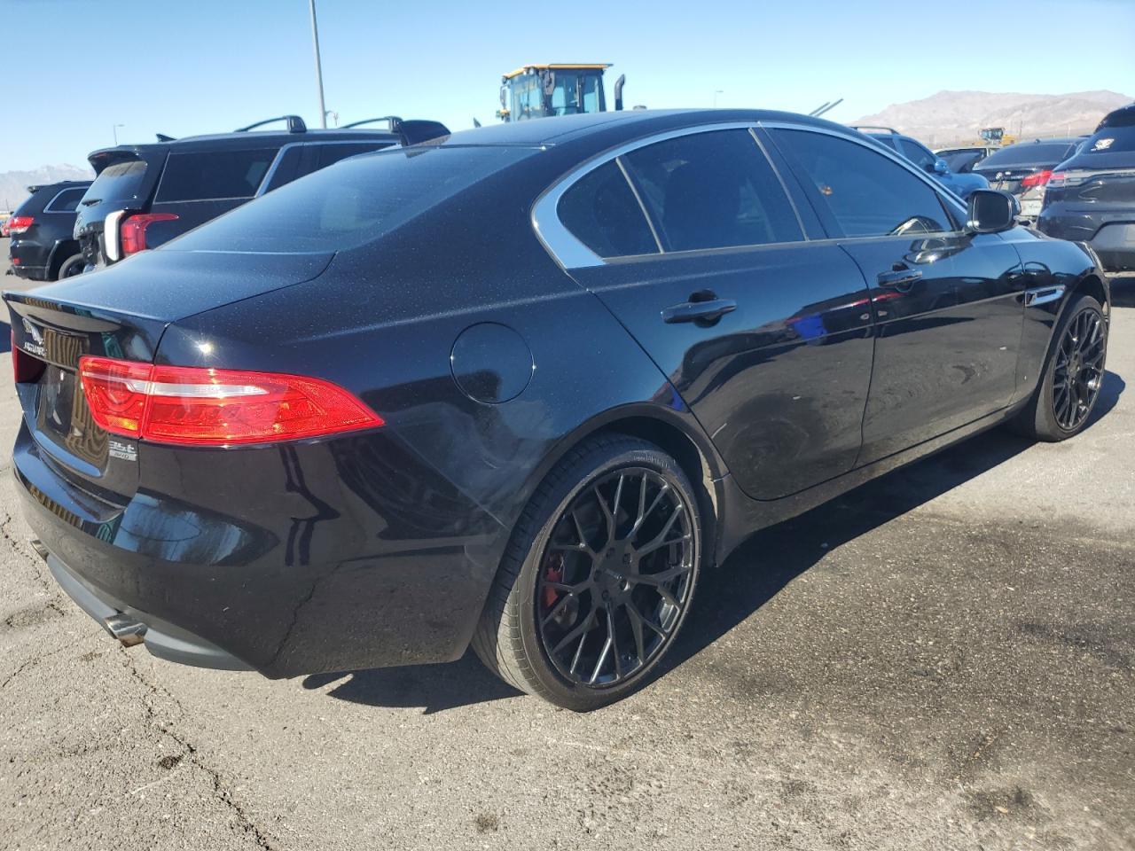 2017 Jaguar Xe Premium - Фото 3