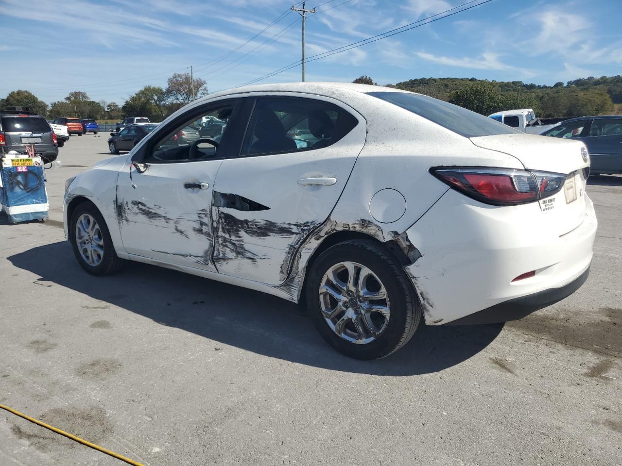 2017 Toyota Yaris Ia - Фото 2