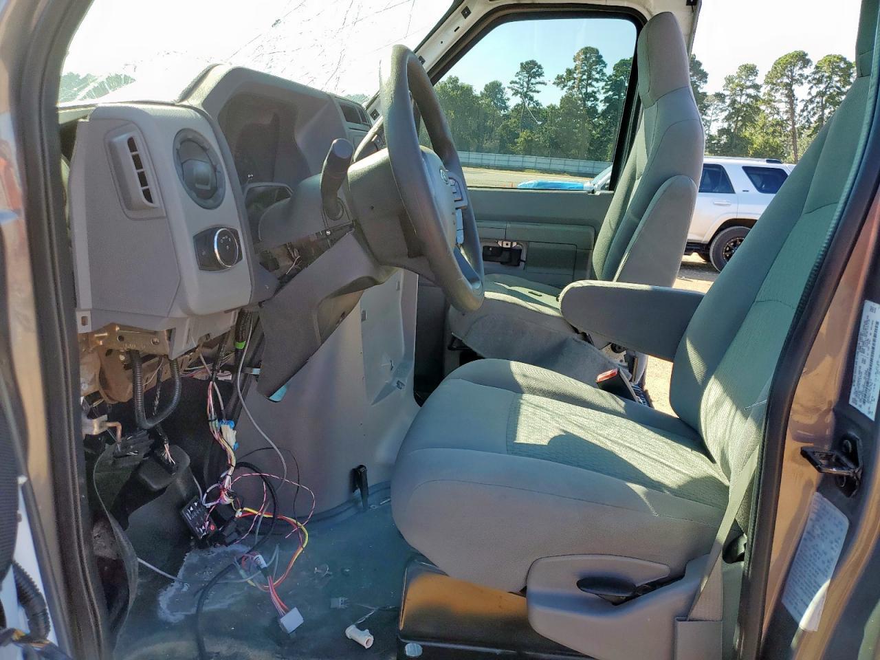 2024 Ford Econoline E450 Super Duty Cutaway Van - Фото 7