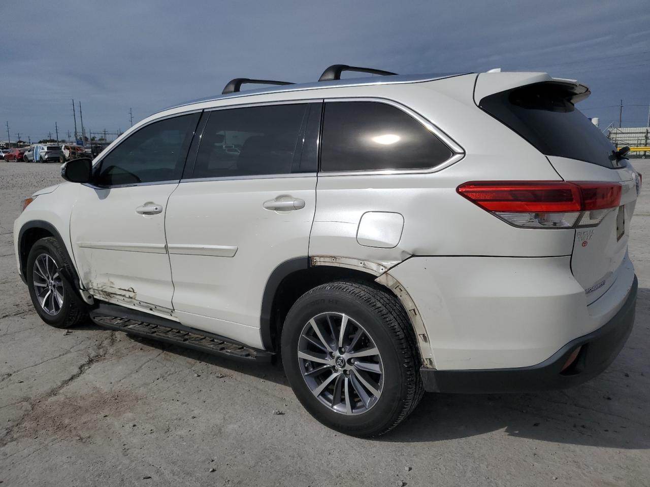 2017 Toyota Highlander Se - Фото 2