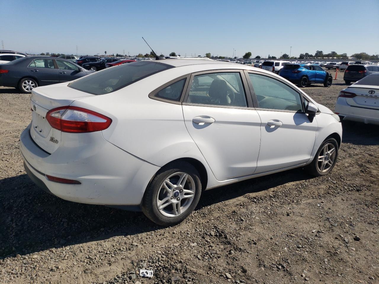 2017 Ford Fiesta Se - Фото 3