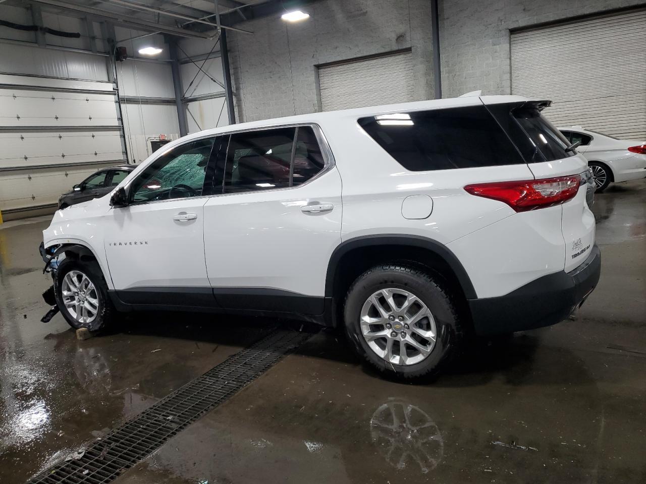 2021 Chevrolet Traverse Ls - Фото 2