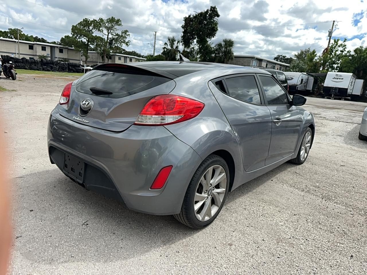 2016 Hyundai Veloster - Фото 4