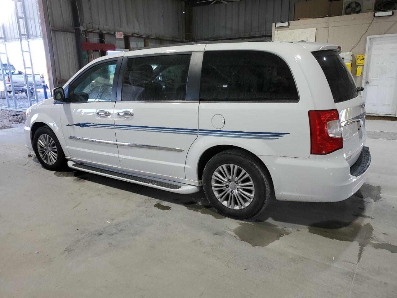 2016 Chrysler Town & Country Touring L - Image 2
